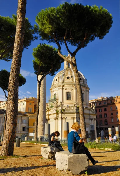 로마의 역사적인 관광객 순례자 지에서 여행자로 붐비는 2015 이탈리아 — 스톡 사진