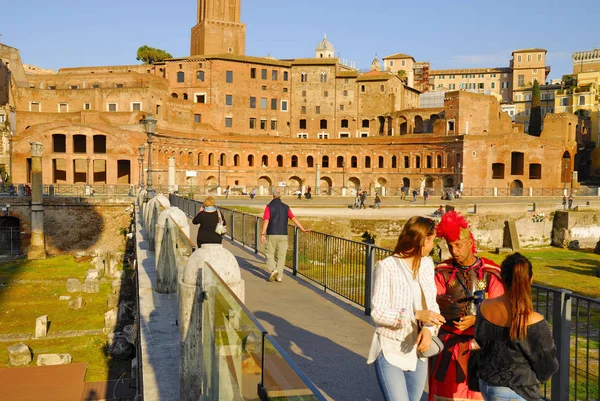 Roma Forumu, Roma-4 Kasım: Roma turistler, hacılar ve dünyanın her yerinden gelen yolcular ile kalabalık Forum, Roma'nın tarihi merkezi. 4 Kasım 2015 yılında Roma, İtalya.