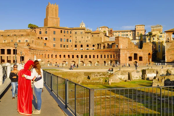 Roma Forumu, Roma-4 Kasım: Roma turistler, hacılar ve dünyanın her yerinden gelen yolcular ile kalabalık Forum, Roma'nın tarihi merkezi. 4 Kasım 2015 yılında Roma, İtalya.