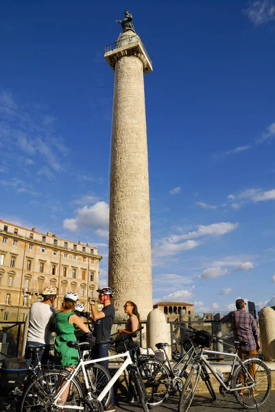 Roma Forumu, Roma-24 Eylül: Bir grup Roma'nın tarihi merkezi arkeolojik bir yürüyüş sırasında Trajan, sütun önünde durdurma bisikletçiler. 24 Eylül 2015 yılında Roma, İtalya.