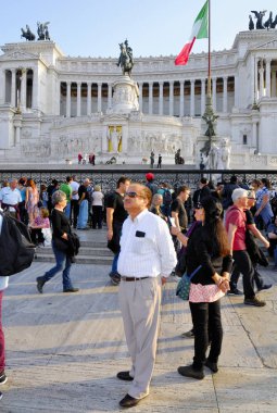 Vittorio Emanuele anıt, Roma-4 Kasım: Kraliçe Viktorya dönemine ait, Venedik Plaza, turistler, hacılar ve dünyanın her yerinden gelen yolcular ile kalabalık. 4 Kasım 2015 yılında Roma, İtalya.