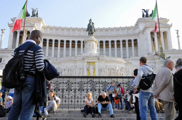 Vittorio Emanuele anıt, Roma-4 Kasım: Kraliçe Viktorya dönemine ait, Venedik Plaza, turistler, hacılar ve dünyanın her yerinden gelen yolcular ile kalabalık. 4 Kasım 2015 yılında Roma, İtalya.