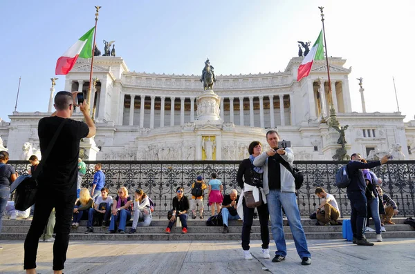 Vittorio Emanuele anıt, Roma-4 Kasım: Kraliçe Viktorya dönemine ait, Venedik Plaza, turistler, hacılar ve dünyanın her yerinden gelen yolcular ile kalabalık. 4 Kasım 2015 yılında Roma, İtalya.