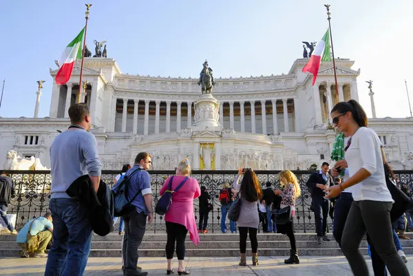 Vittorio Emanuele anıt, Roma-4 Kasım: Kraliçe Viktorya dönemine ait, Venedik Plaza, turistler, hacılar ve dünyanın her yerinden gelen yolcular ile kalabalık. 4 Kasım 2015 yılında Roma, İtalya.