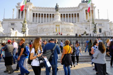 Vittorio Emanuele anıt, Roma-4 Kasım: Kraliçe Viktorya dönemine ait, Venedik Plaza, turistler, hacılar ve dünyanın her yerinden gelen yolcular ile kalabalık. 4 Kasım 2015 yılında Roma, İtalya.