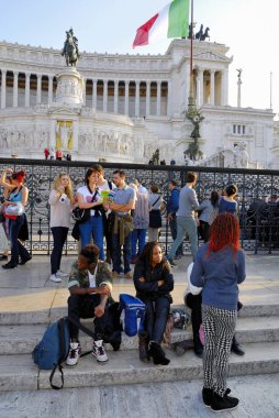 Vittorio Emanuele anıt, Roma-4 Kasım: Kraliçe Viktorya dönemine ait, Venedik Plaza, turistler, hacılar ve dünyanın her yerinden gelen yolcular ile kalabalık. 4 Kasım 2015 yılında Roma, İtalya.