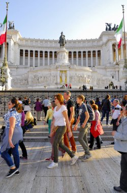 Vittorio Emanuele anıt, Roma-4 Kasım: Kraliçe Viktorya dönemine ait, Venedik Plaza, turistler, hacılar ve dünyanın her yerinden gelen yolcular ile kalabalık. 4 Kasım 2015 yılında Roma, İtalya.