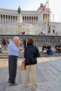 Vittorio Emanuele anıt, Roma-4 Kasım: Kraliçe Viktorya dönemine ait, Venedik Plaza, turistler, hacılar ve dünyanın her yerinden gelen yolcular ile kalabalık. 4 Kasım 2015 yılında Roma, İtalya.