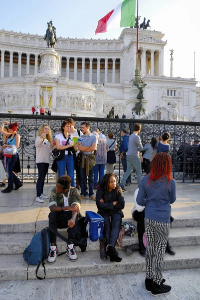 Vittorio Emanuele anıt, Roma-4 Kasım: Kraliçe Viktorya dönemine ait, Venedik Plaza, turistler, hacılar ve dünyanın her yerinden gelen yolcular ile kalabalık. 4 Kasım 2015 yılında Roma, İtalya.