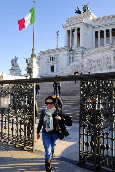 Vittorio Emanuele anıt, Roma-10 Aralık: Kraliçe Viktorya dönemine ait, Venedik Plaza, turistler, hacılar ve dünyanın her yerinden gelen yolcular ile kalabalık. 10 Aralık 2015 Roma, İtalya.