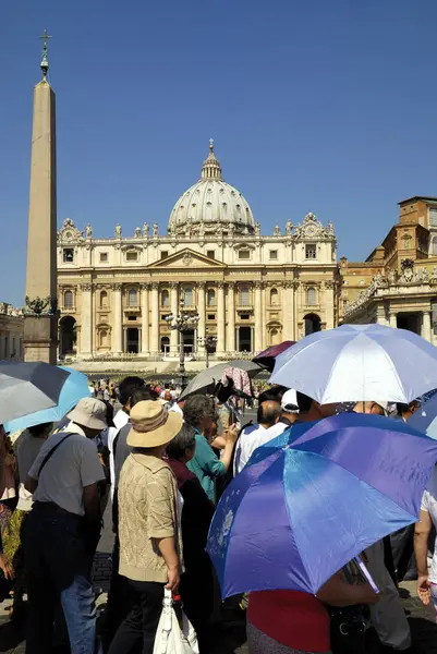 Saint Peter'S Basilica, Roma-18 Haziran: büyük bir kalabalık turist ve Hacılar, kimliği belirsiz, 18 Haziran 2011 yılında Roma, İtalya, Vatikan müzesine girmek için sırada bekler.