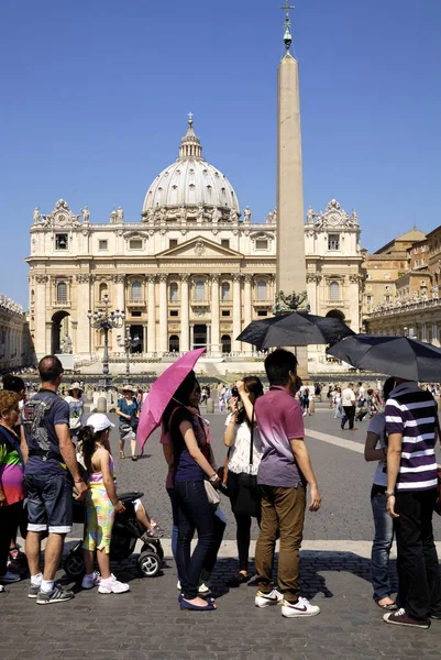 Saint Peter'S Basilica, Roma-18 Haziran: büyük bir kalabalık turist ve Hacılar, kimliği belirsiz, 18 Haziran 2011 yılında Roma, İtalya, Vatikan müzesine girmek için sırada bekler.