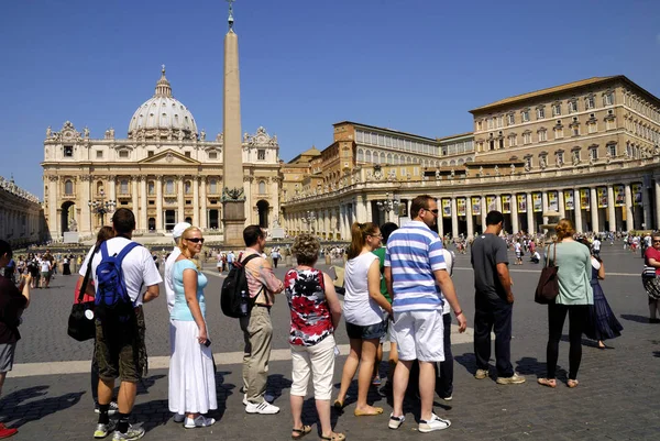 Saint Peter'S Basilica, Roma-18 Haziran: büyük bir kalabalık turist ve Hacılar, kimliği belirsiz, 18 Haziran 2011 yılında Roma, İtalya, Vatikan müzesine girmek için sırada bekler.