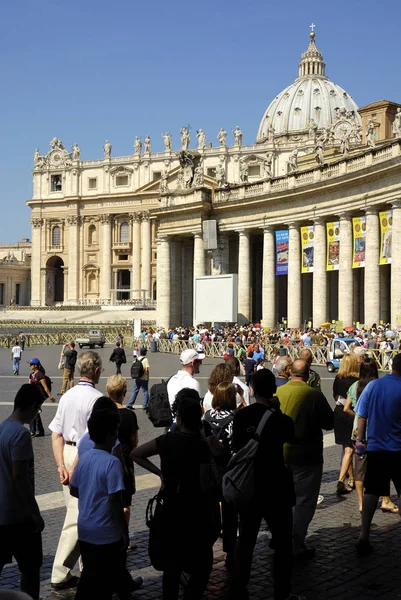 Sint Pietersbasiliek Rome Juni Een Grote Menigte Van Toeristen Pelgrims Stockfoto