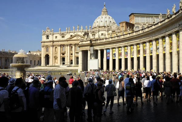 Sint Pietersbasiliek Rome Juni Een Grote Menigte Van Toeristen Pelgrims Rechtenvrije Stockfoto's