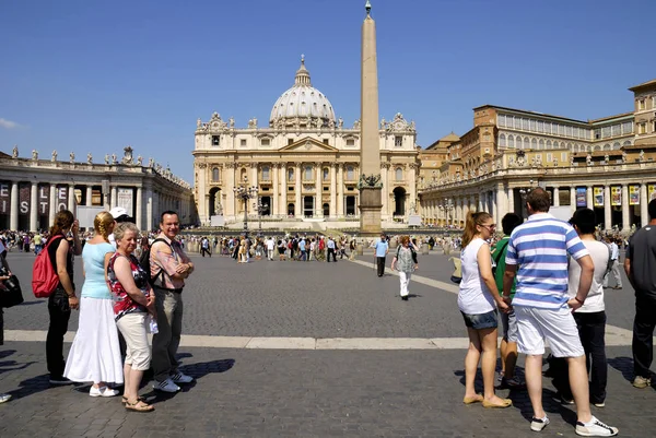 Saint Peter'S Basilica, Roma-18 Haziran: St Peter's Bazilikası, Vatikan, turistler ve Hacılar, üzerinden dünyanın her yerinden tanımlanamayan için hedef. 18 Haziran 2011 Roma, İtalya.