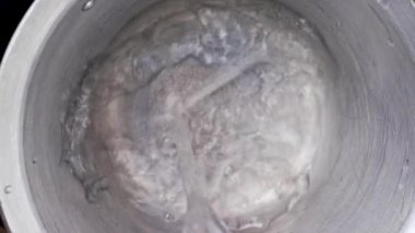 Suyu merdiven tenceresine dökerek yemek hazırlıyorum. 