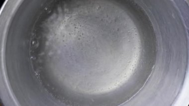 Polenta haşlanmış bir mısır unu türüdür. Kaynar suya mısır unu dökerek çırpar ve çırpar.