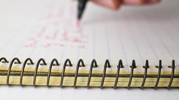 Dedos Femeninos Escribiendo Con Lápiz Rojo Cuaderno Primer Plano Escritorio — Vídeos de Stock