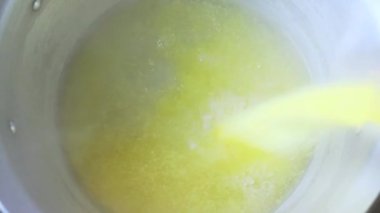 Polenta, haşlanmış sarı mısır unundan oluşan bir yemektir. Kaynar suya mısır unu dökerek çırpma suyuyla karıştırır.