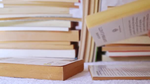 Dedos Femininos Vira Através Páginas Livros Mesa Flores Secas Amarelas — Vídeo de Stock