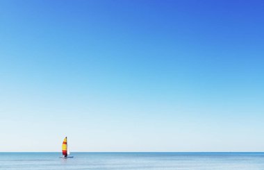 Akdeniz 'de yelkenli, sarı ve kırmızı çizgili yelkenli.