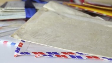 Hava akımı mektupları, zaman aşımı, açık zarflar üst üste dizilmiş, temizlenmiş ve hafızası silinmiş, odak alanı dışında.