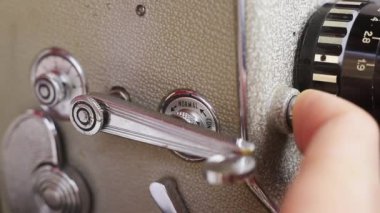 8 mm 'lik Camex Ercsam film kamerasının güzel bir detayı. Başlatma düğmesine parmak, kamera kolu hareketiyle basıyor.