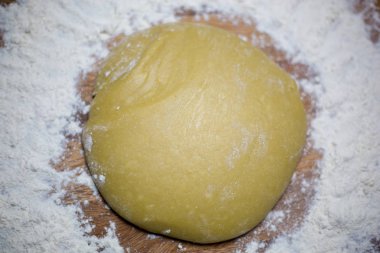 Ahşap tahta üzerinde un çevrili tatlı pasta hamur