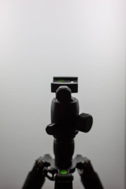 Beyaz arka plan karşı izole tripod siluet