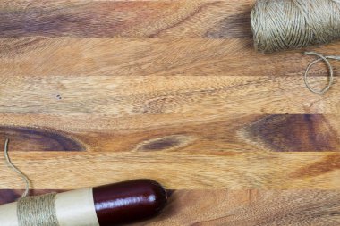 Kağıt ve sicim ormanlık arka plan ile sarılı sosis