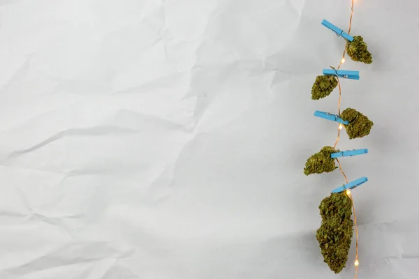 Sinirli ot nuggets mavi klipleri ve beyaz dokulu arka plan