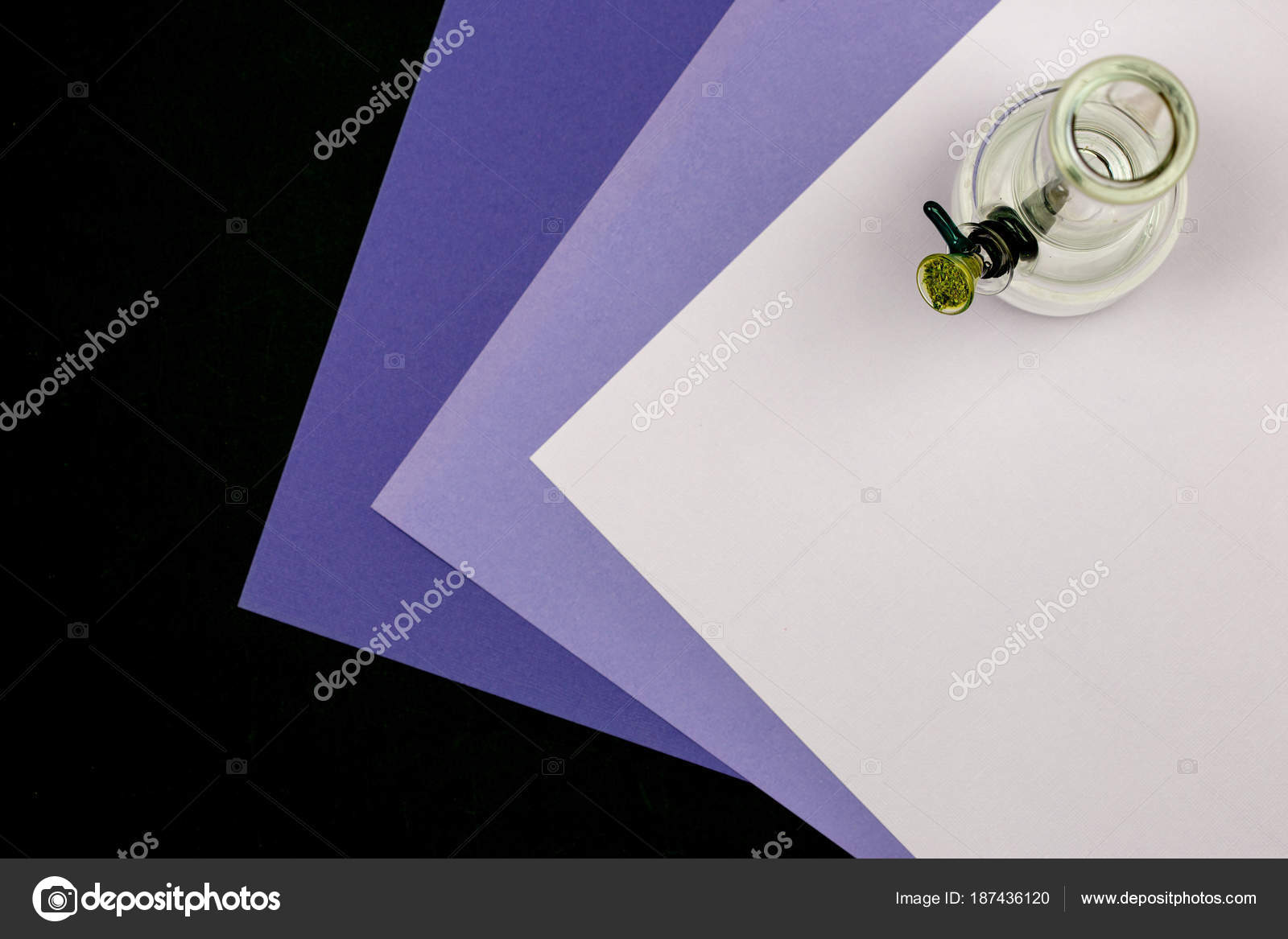 Стеклянный бонг с травой на фиолетовом, ультрафиолетовом и черном фоне - Стоковое фото ...