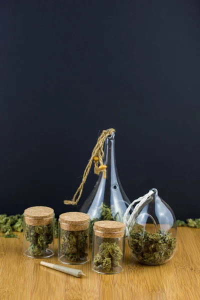 Verschiedene medizinische Marihuana und Glasbehälter mit losen Knospen — Stockfoto