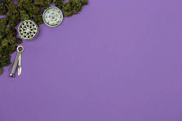 Marijuana en vrac avec broyeur de métal et outil de nettoyage sur la surface ultraviolette — Photo