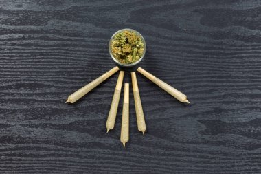 Siyah dokulu yüzeyi düzenlenmiş eklem ile cam kavanozun içinde ot