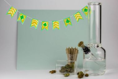 Flamalar eklemler, nargile ve St Patrick's day ile esrar tomurcukları Cam Kavanoz 