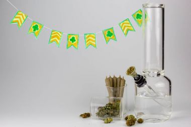 Eklemler, ot malı ve St Patrick's Day flamalar ile bong