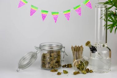 Nargile, eklemler, bitki ve karpuz flamalar ile çeşitli ot cam kavanozlar 