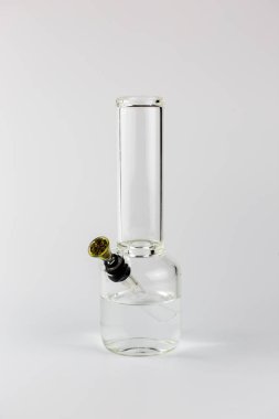 Şeffaf cam bong üzerinde beyaz izole 