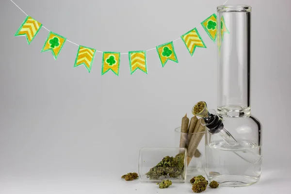 Flamalar eklemler, nargile ve St Patrick's day ile esrar tomurcukları Cam Kavanoz