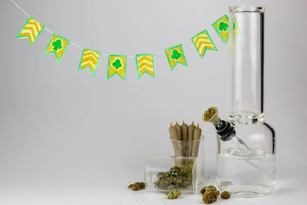 Eklemler, ot malı ve St Patrick's Day flamalar ile bong