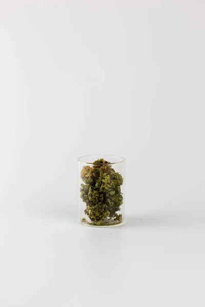 Marihuana do sklenic izolované na bílém — Stock fotografie