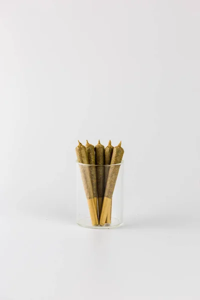 Joints en forme de cône dans un bocal en verre isolé sur blanc — Photo