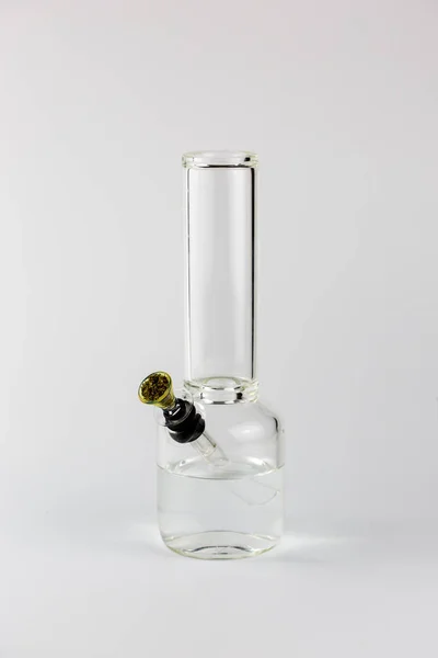 Bong en verre transparent isolé sur blanc — Photo