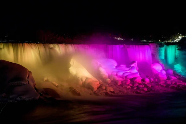 Canlı ışık gösterisi ile gece Niagara Falls