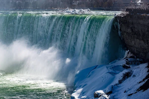 Bahar süre içinde donmuş bir Niagara Şelalesi — Stok fotoğraf