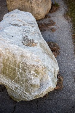 Otoparkta büyük kaya