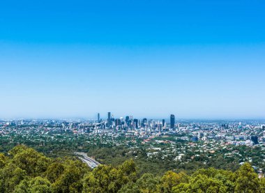Panoramik Brisbane şehir üzerinden Lookout Dağı Coot-bu yaz açık mavi gökyüzü, bush ve yollar, Queensland, Avustralya
