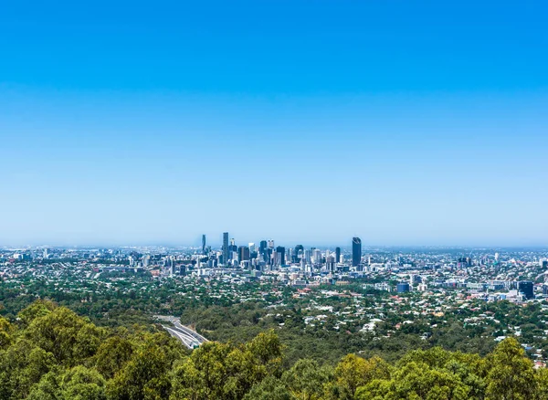 Panoramik Brisbane şehir üzerinden Lookout Dağı Coot-bu yaz açık mavi gökyüzü, bush ve yollar, Queensland, Avustralya
